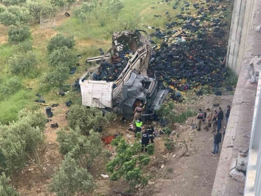 Otomobile &ccedil;arpan sebze y&uuml;kl&uuml; tır viyad&uuml;kten aşağı u&ccedil;tu: 3 &ouml;l&uuml;, 3 yaralı
