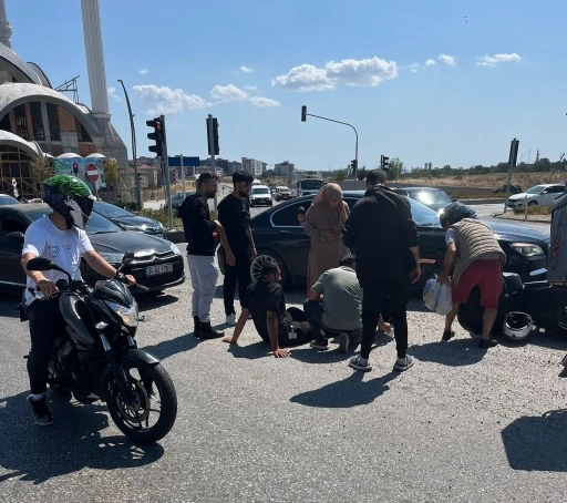 Otomobile çarpmamak için manevra yapan motosiklet devrildi: 1 yaralı
