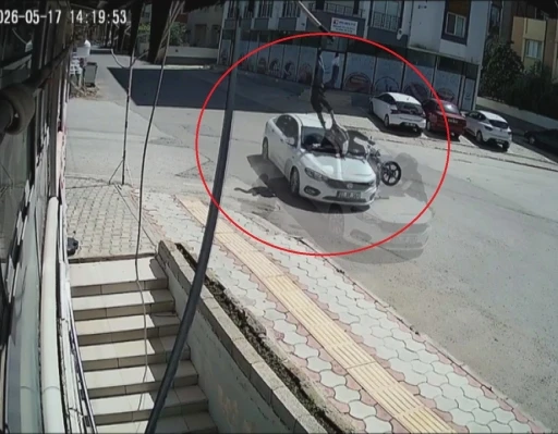 Otomobile ok gibi saplanan motosikletteki 2 kişinin havaya savrulduğu anlar kamerada
