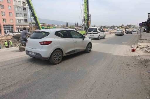 Otomobili oyuncak araba gibi önünde sürükledi, arkasına bakmadan gitti
