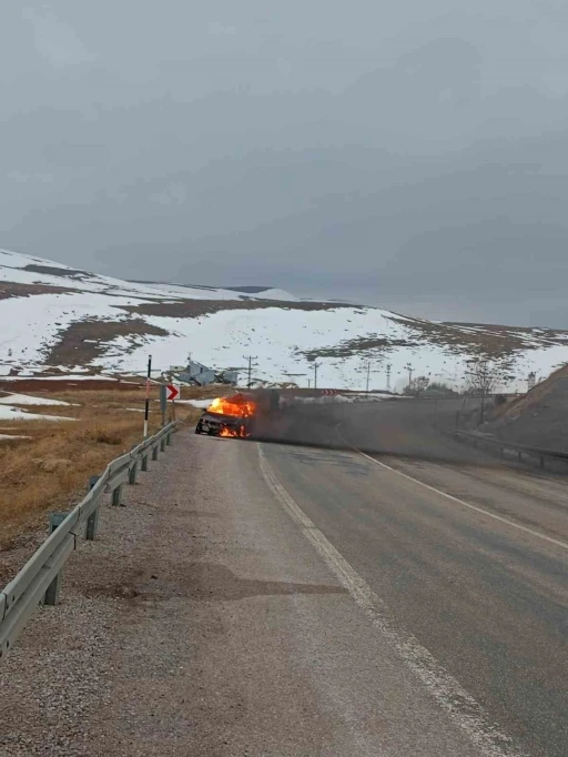 Otomobilin alev aldığı anlar kameraya yansıdı
