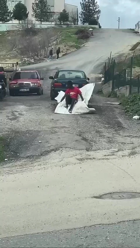 Otomobilin arkasına bağlanan brandada yolculuk yaptı
