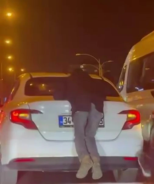 Otomobilin arkasına tutundu, hem kendini hem trafiği tehlikeye attı
