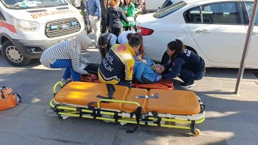Otomobilin aynasına çarpan motosiklet park halindeki aracın altına girdi: 1 yaralı
