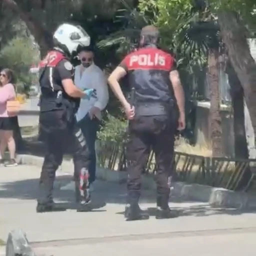 Otomobilin &ccedil;arpıp ka&ccedil;tığı kediyi yol kenarına alan polisler takdir topladı

