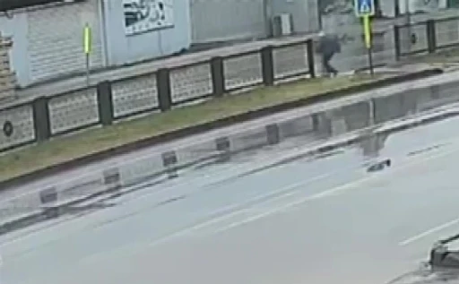 Otomobilin &ccedil;arpması ile savrulan yaşlı adam hayatını kaybetti
