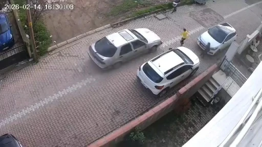 Otomobilin &ccedil;arptığı 9 yaşındaki &ccedil;ocuk yaralandı: O anlar kamerada
