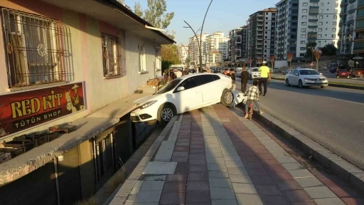 Otomobilin çarptığı araç savrularak evin balkonuna girdi: 2’si çocuk 3 yaralı
