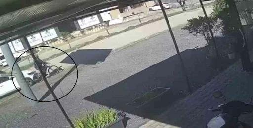 Otomobilin &ccedil;arptığı bisikletli adam &ouml;ld&uuml;, o anlar kamerada
