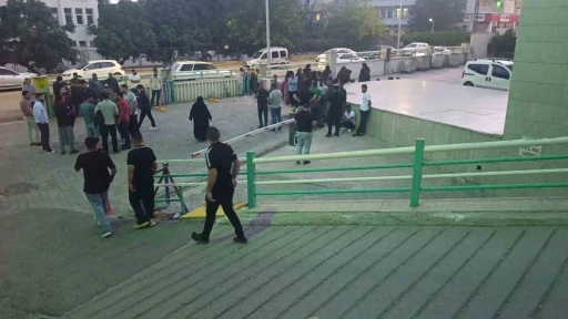 Otomobilin &ccedil;arptığı &ccedil;ocuk &ouml;ld&uuml;, durumunu &ouml;ğrenmek i&ccedil;in hastaneye giden s&uuml;r&uuml;c&uuml; darp edildi
