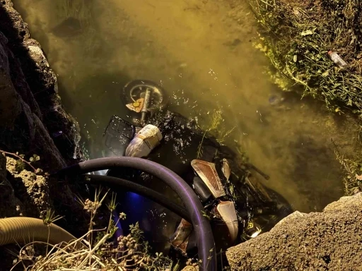 Otomobilin &ccedil;arptığı elektrikli bisiklet kanala d&uuml;şt&uuml;: 1 &ouml;l&uuml;, 1 yaralı
