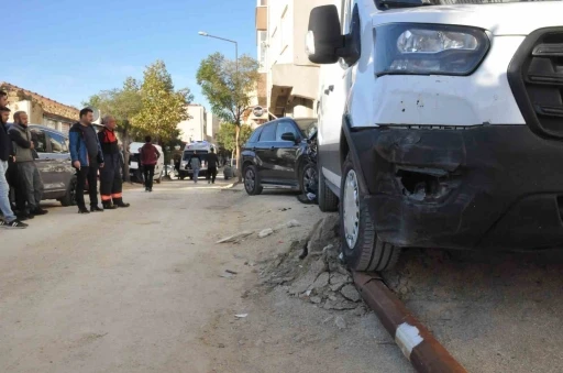 Otomobilin çarptığı kamyonet aydınlatma direğini devirdi: 2 yaralı
