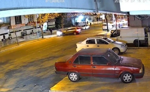 Otomobilin çarptığı motokurye yaralandı: Kaza anı kamerada
