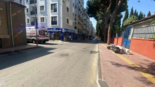 Otomobilin &ccedil;arptığı motosiklet kaldırıma &ccedil;ıktı: 1 yaralı
