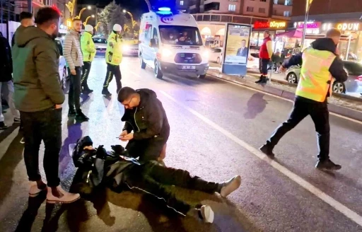 Otomobilin &ccedil;arptığı motosiklet s&uuml;r&uuml;c&uuml;s&uuml; yaralandı
