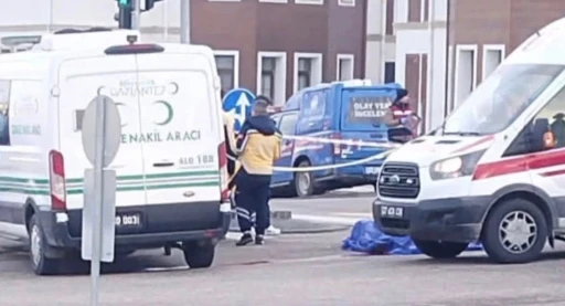 Otomobilin &ccedil;arptığı motosikletli hayatını kaybetti
