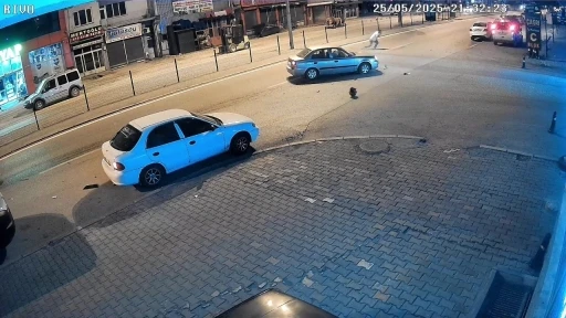 Otomobilin çarptığı motosikletlinin sürüklendiği anlar kamerada
