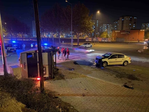 Otomobilin çarptığı servis yan yattı: 2 yaralı
