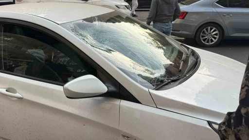 Otomobilin &ccedil;arptığı yaya ağır yaralandı, s&uuml;r&uuml;c&uuml;ler birbirlerinin &uuml;st&uuml;ne y&uuml;r&uuml;d&uuml;
