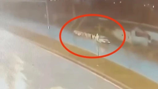 Otomobilin çobana ve sürüye çarpma anı kameraya yansıdı
