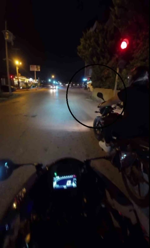 Otomobilin duvara &ccedil;akıldığı anlar kask kamerasında
