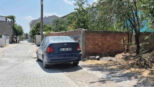 Otomobilin elektrik aksamından &ccedil;ıkan yangın aracı kullanılamaz hale getirdi
