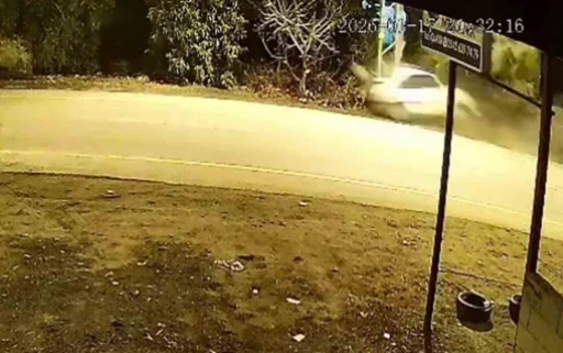 Otomobilin elektrik direğine saplandığı kaza kamerada
