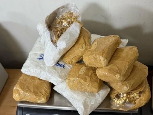 Otomobilin g&ouml;sterge panelinden gizli kasa &ccedil;ıktı: 3,2 kilogram altın ele ge&ccedil;ti
