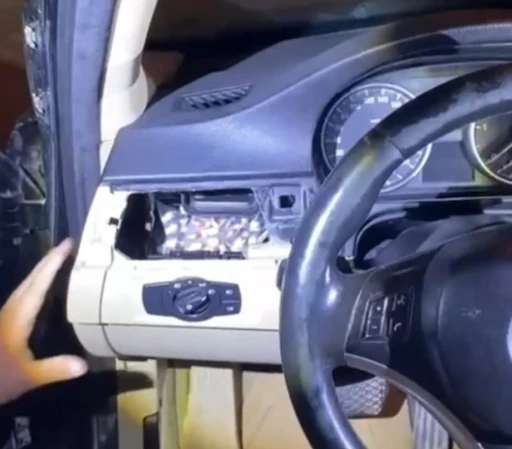Otomobilin klima ızgarasından uyuşturucu çıktı
