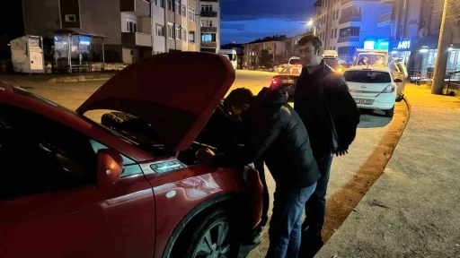 Otomobilin motoruna sıkışan kedi i&ccedil;in seferber oldular
