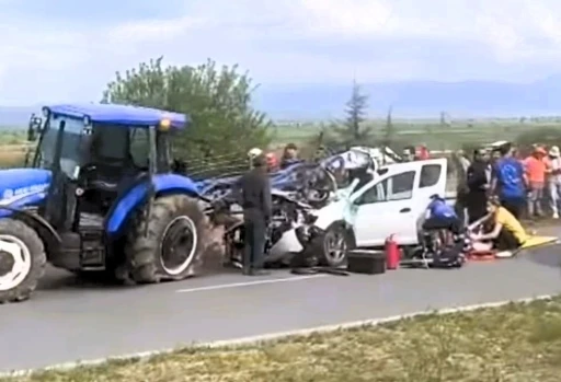 Otomobilin traktöre çarptığı kazada ağır yaralanan kadın kurtarılmadı
