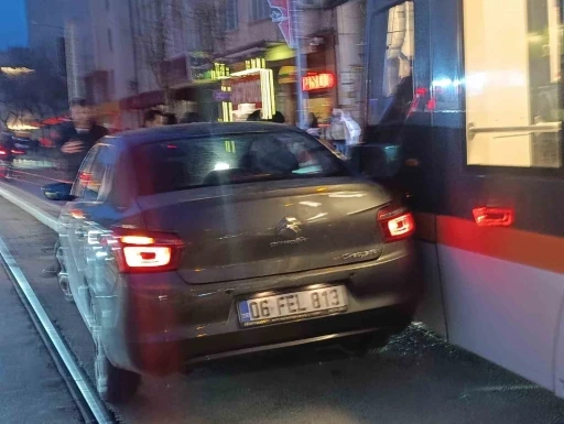 Otomobilin tramvayla &ccedil;arpıştığı kazada maddi hasar oluştu
