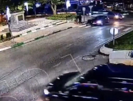 Otomobilin yayaya &ccedil;arpma anı g&uuml;venlik kamerasında: 1 &ouml;l&uuml;
