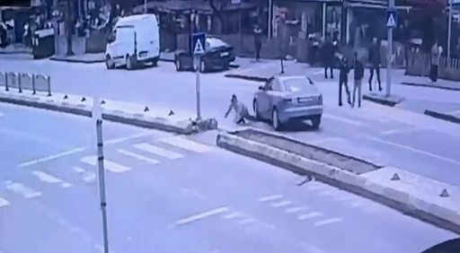 Otomobilin yayaya &ccedil;arptığı kaza kamerada

