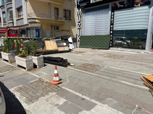 Otomobilinin pedallarını karıştıran s&uuml;r&uuml;c&uuml; d&uuml;kkana daldı, i&ccedil;erdeki &ccedil;alışan ezilmekten son anda kurtuldu
