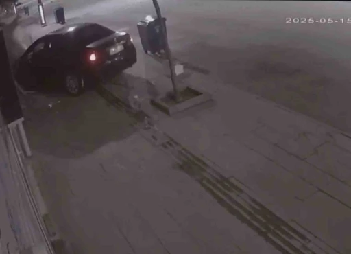 Otomobiliyle iş yerine çarpan sürücü kaçtı
