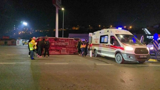 Otomobille &ccedil;arpışan ambulans devrildi: 3 sağlık &ccedil;alışanı yaralandı
