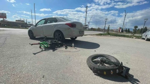 Otomobille &ccedil;arpışan elektrikli bisiklet ikiye b&ouml;l&uuml;nd&uuml;: 1 yaralı