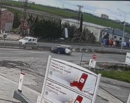 Otomobille &ccedil;arpışan elektrikli bisiklet s&uuml;r&uuml;c&uuml;s&uuml; hayatını kaybetti
