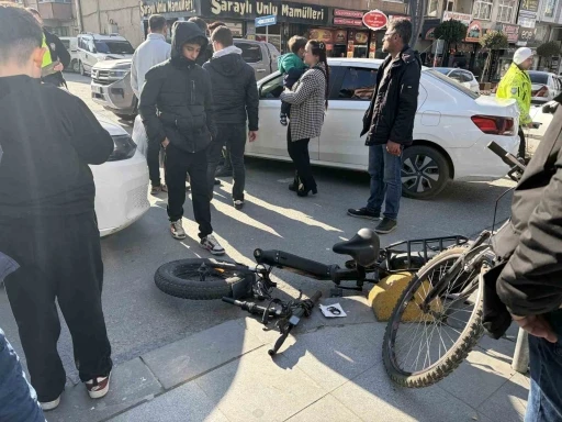 Otomobille &ccedil;arpışan elektrikli bisiklet s&uuml;r&uuml;c&uuml;s&uuml; yaralandı

