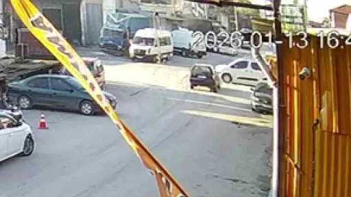 Otomobille &ccedil;arpışan hafif ticari ara&ccedil; devrildi
