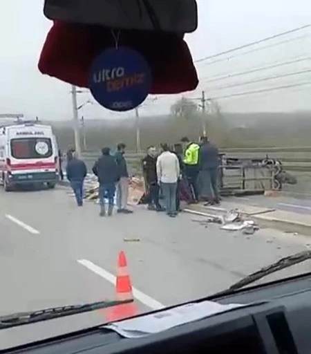 Otomobille çarpışan kağıt toplayıcısının kullandığı motor yan yattı: 1 yaralı
