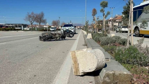 Otomobille &ccedil;arpışan motosiklet karşı şeride s&uuml;r&uuml;klendi: 1 yaralı
