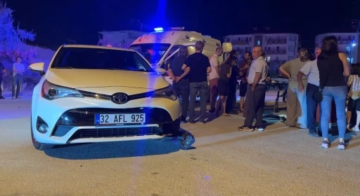 Otomobille &ccedil;arpışan motosiklet kontrolden &ccedil;ıkınca yol kenarındaki &ccedil;ocuğa &ccedil;arptı
