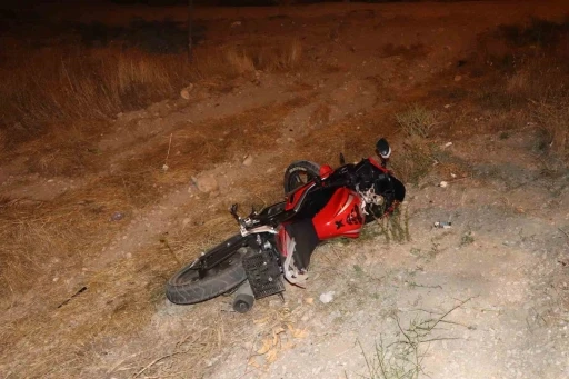 Otomobille &ccedil;arpışan motosiklet şarampole savruldu: 1 yaralı
