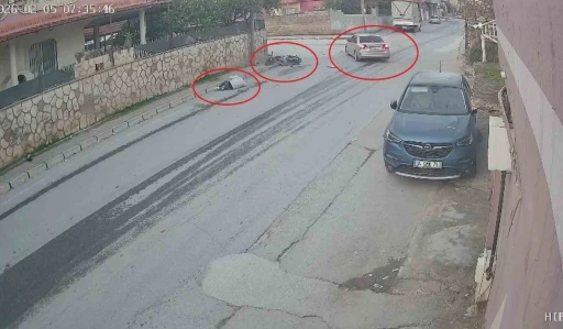 Otomobille &ccedil;arpışan motosiklet s&uuml;r&uuml;c&uuml;s&uuml;n&uuml;n metrelerce havaya savrulduğu anlar kamerada
