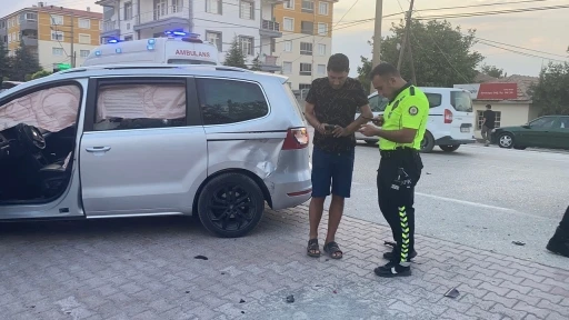 Otomobille çarpışan motosikletin sürücüsü ağır yaralandı
