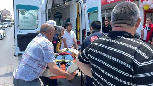 Otomobille &ccedil;arpışan motosikletin s&uuml;r&uuml;c&uuml;s&uuml; yaralandı
