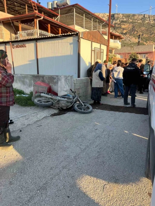 Otomobille &ccedil;arpışan motosikletli ağır yaralandı

