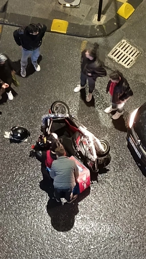 Otomobille &ccedil;arpışan motosikletli kurye yaralandı
